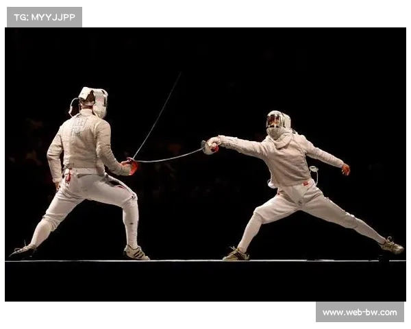 仲满复出参与表演赛传授佩剑战术技巧助力青少年提高竞技水平 仲满复出参与表演赛传授佩剑战术技巧助力青少年提高竞技水平